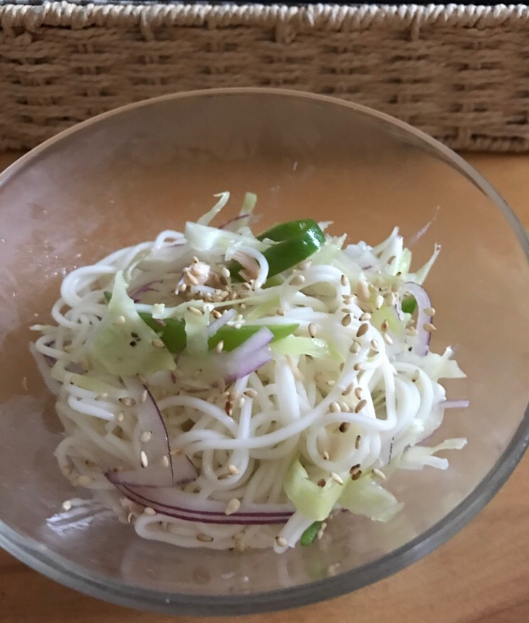 キャベツと紫玉ねぎ、ピーマンのサラダそうめん