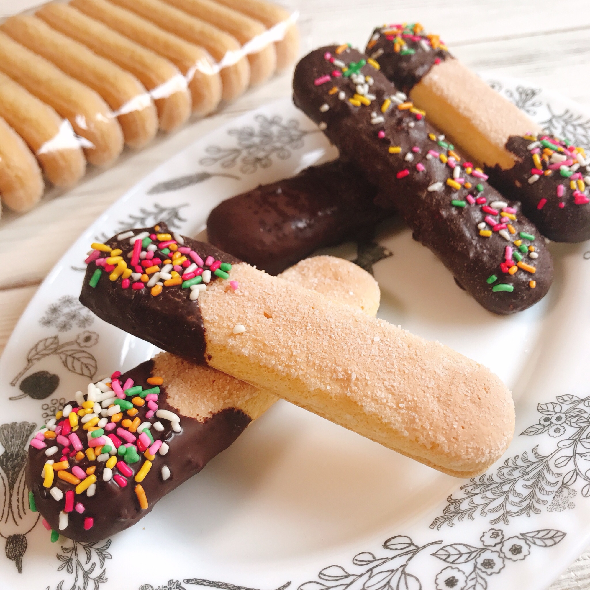 灰色の模様が入った白色の皿に盛られたスティックチョコ