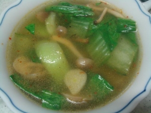 しめじと青梗菜のピリ辛スープ
