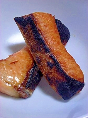 皮が香ばしい　鮭のハラスの焼き物