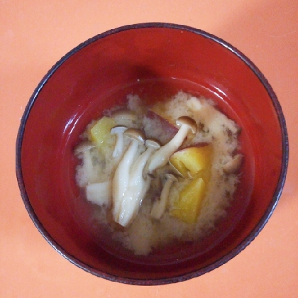 ほっこり秋味❤️さつま芋としめじの味噌汁