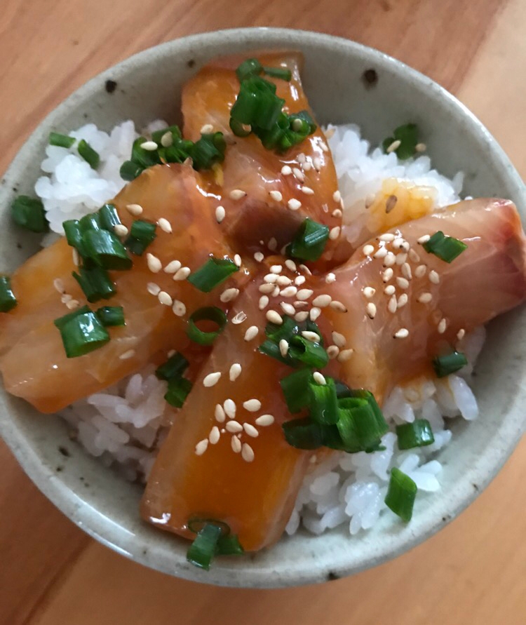 ハマチのニンニクゴマ卵丼