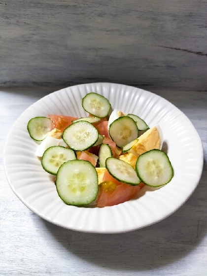 ただいまです♬きょうは昨日の夕食に作ったこちら❢卵とらねこさんみたいに上手に切れなかった…(-_-;)かんたん酢とオリーブオイルで美味しいサラダに✨レシピ感謝❤