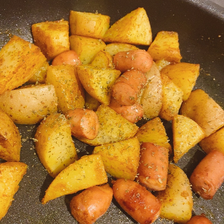 子供が喜ぶ♡ソーセージとじゃがいものカレー炒め♡