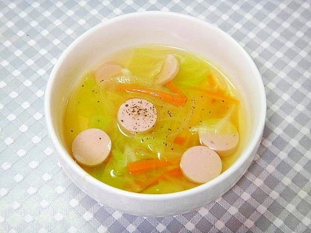 白い器に盛り付けられた魚肉ソーセージとキャベツ、にんじんのコンソメスープ