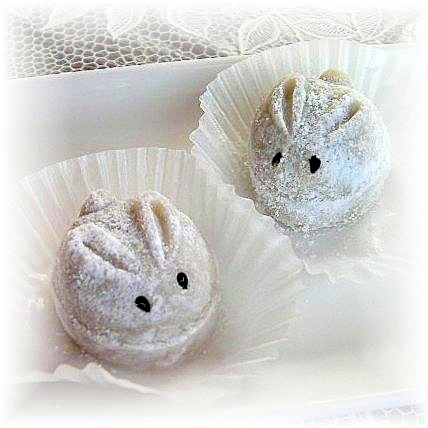 月見団子のような♪里芋餡のココナッツ風味練りきり