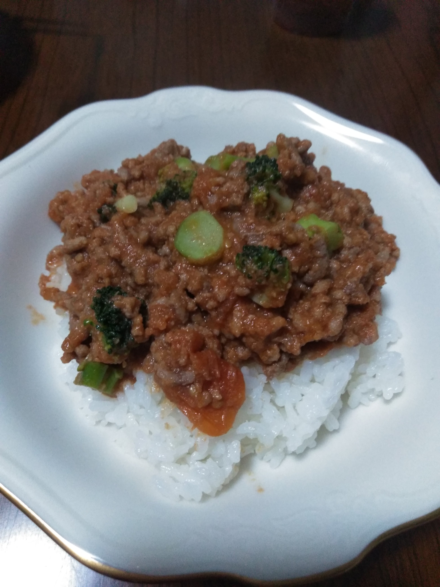 ブロッコリーとひき肉でトマトソース丼