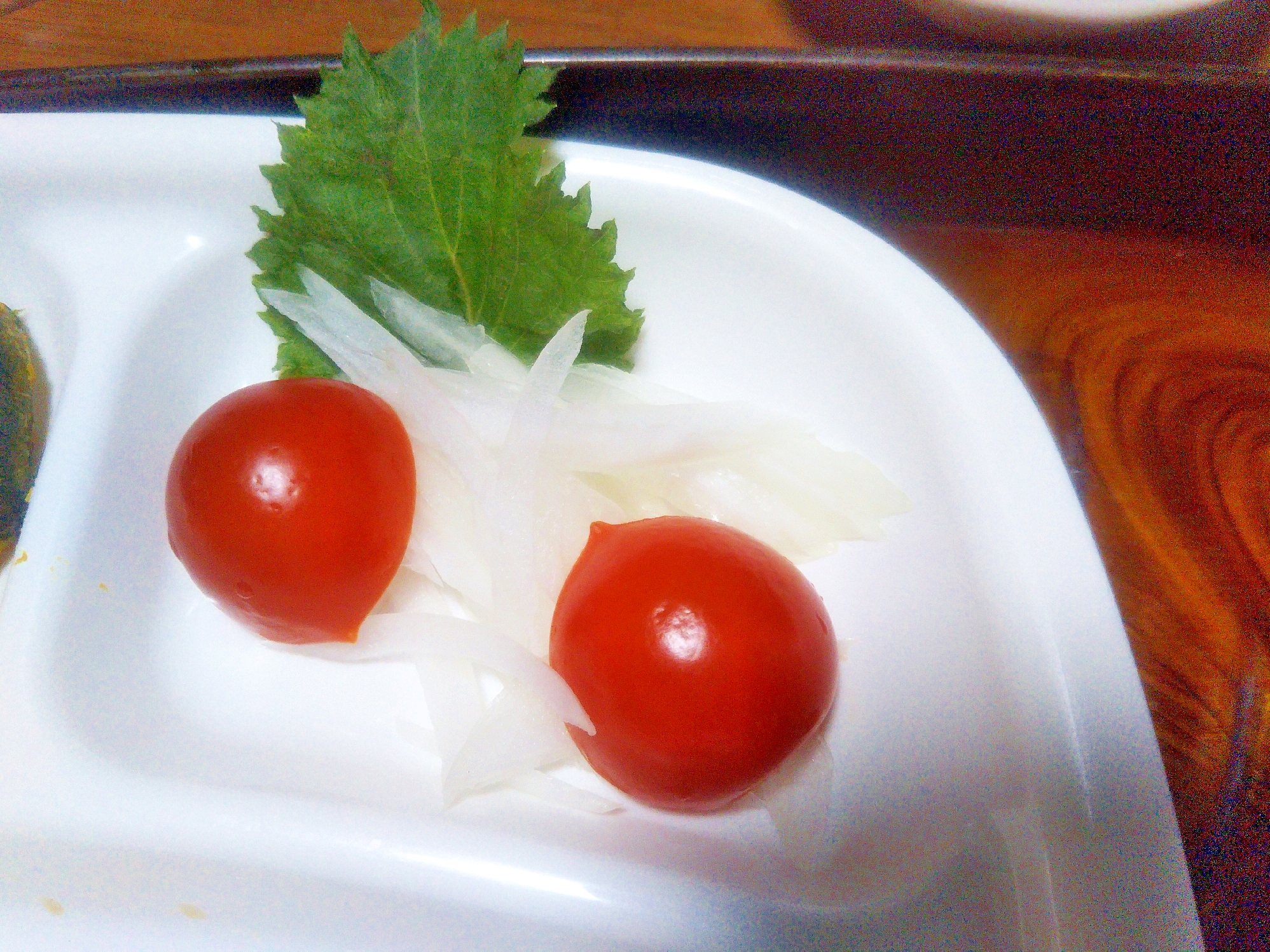 玉ねぎ薄切りミニトマトのサラダ