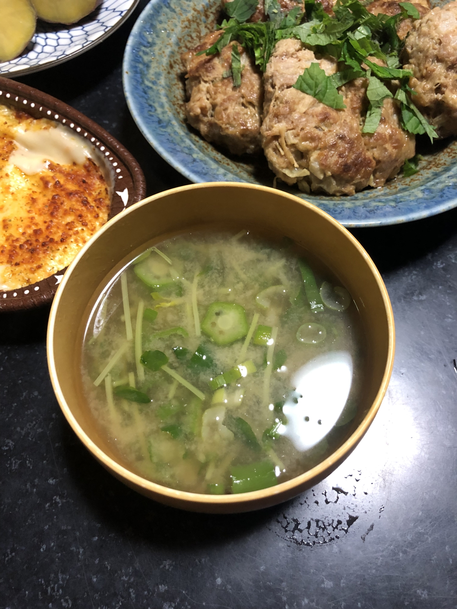 豆苗とオクラで☆ネバネバお味噌汁