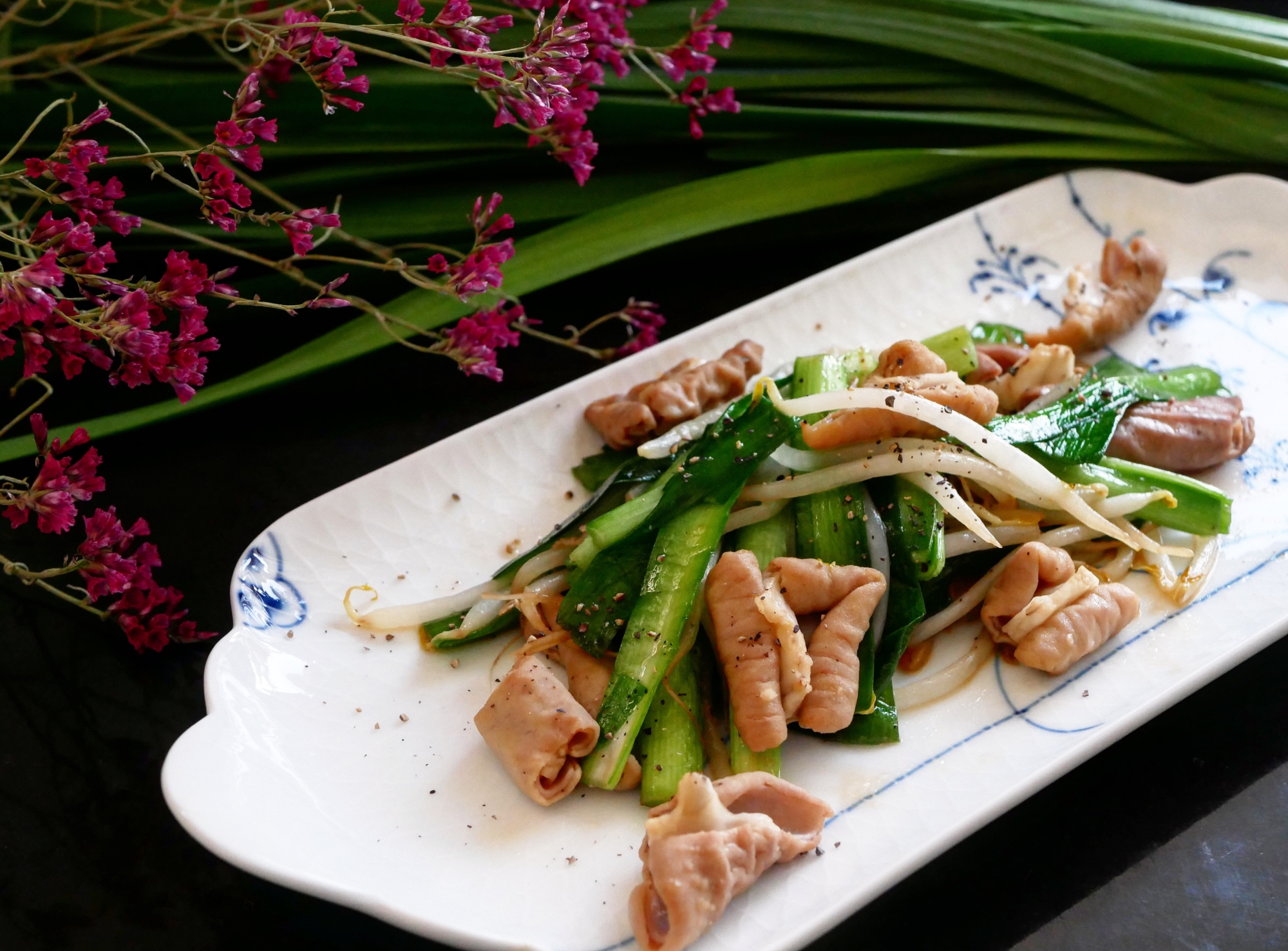 シャキシャキ食感！ニラともやしの豚もつ炒め