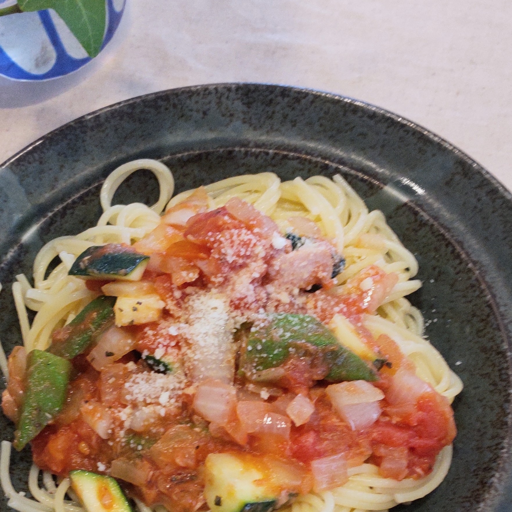 トマトとツナの缶詰でつくる夏野菜パスタ