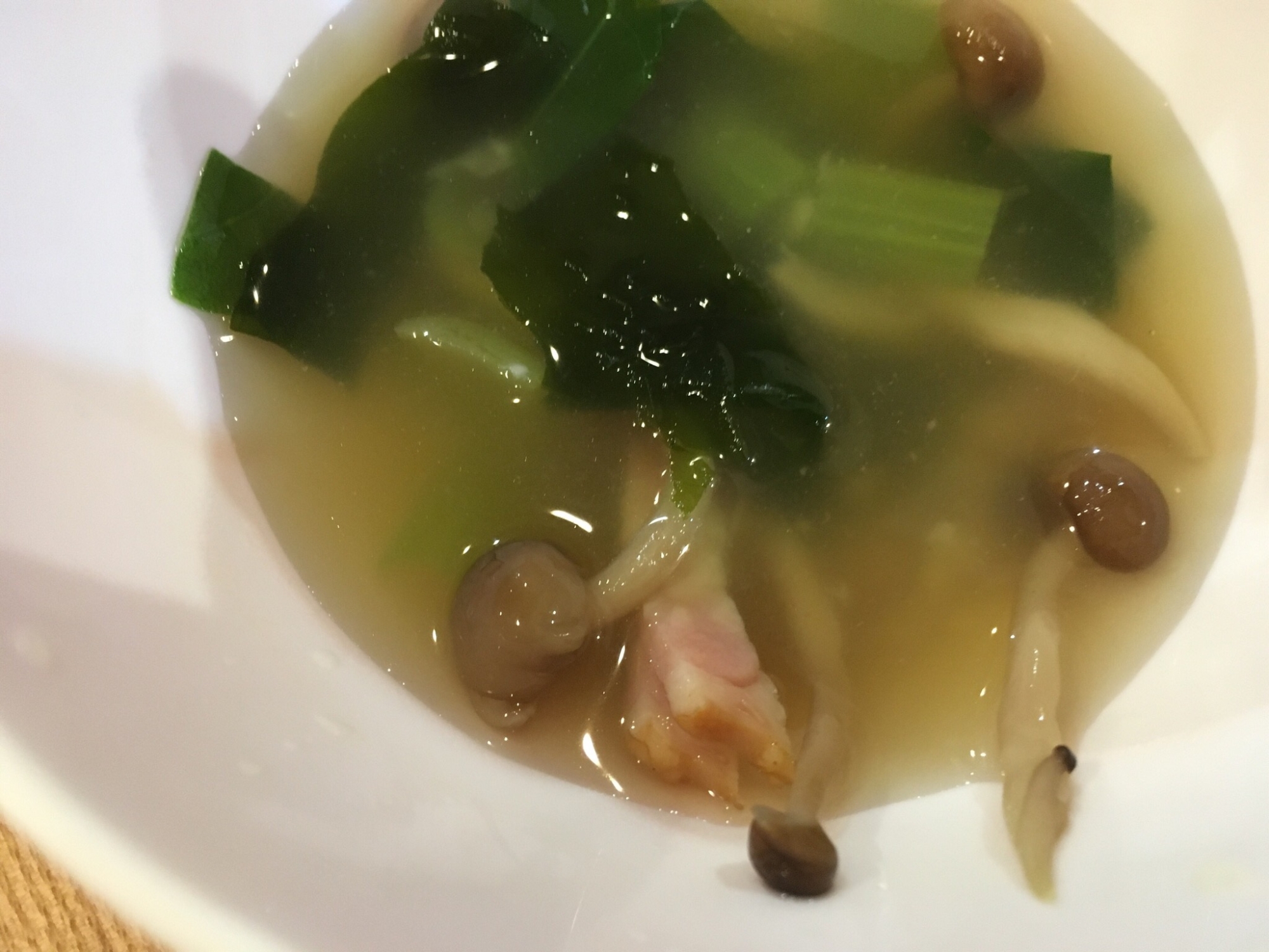 小松菜とわかめとベーコンとしめじのスープ