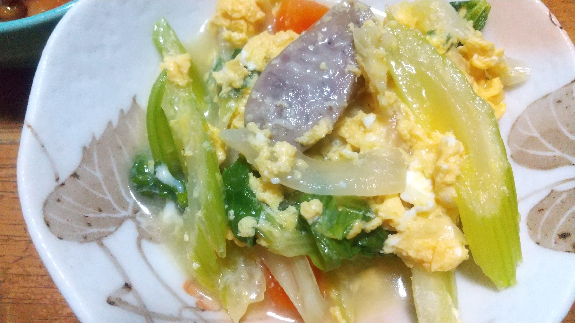 白い皿に盛られたポトフリメイク卵とじ