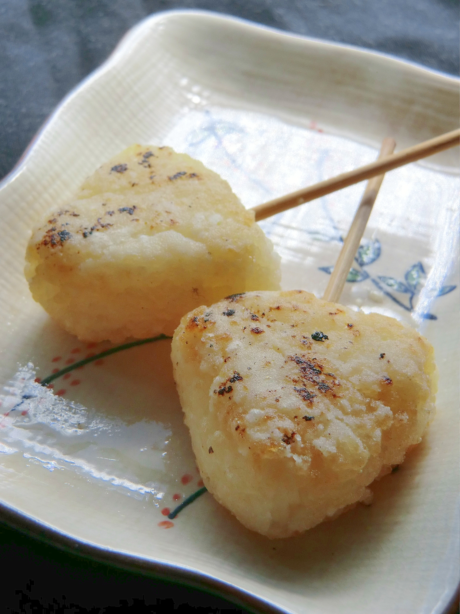 衣をまぶしてカリッと焼く、ひとくち串焼きおにぎり