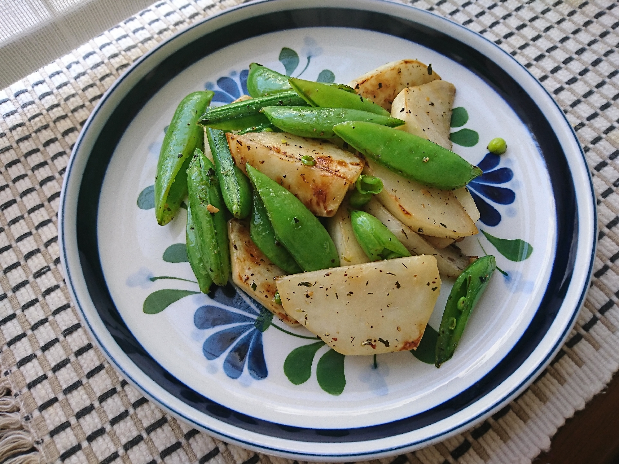 スナップエンドウと蕪の炒め物