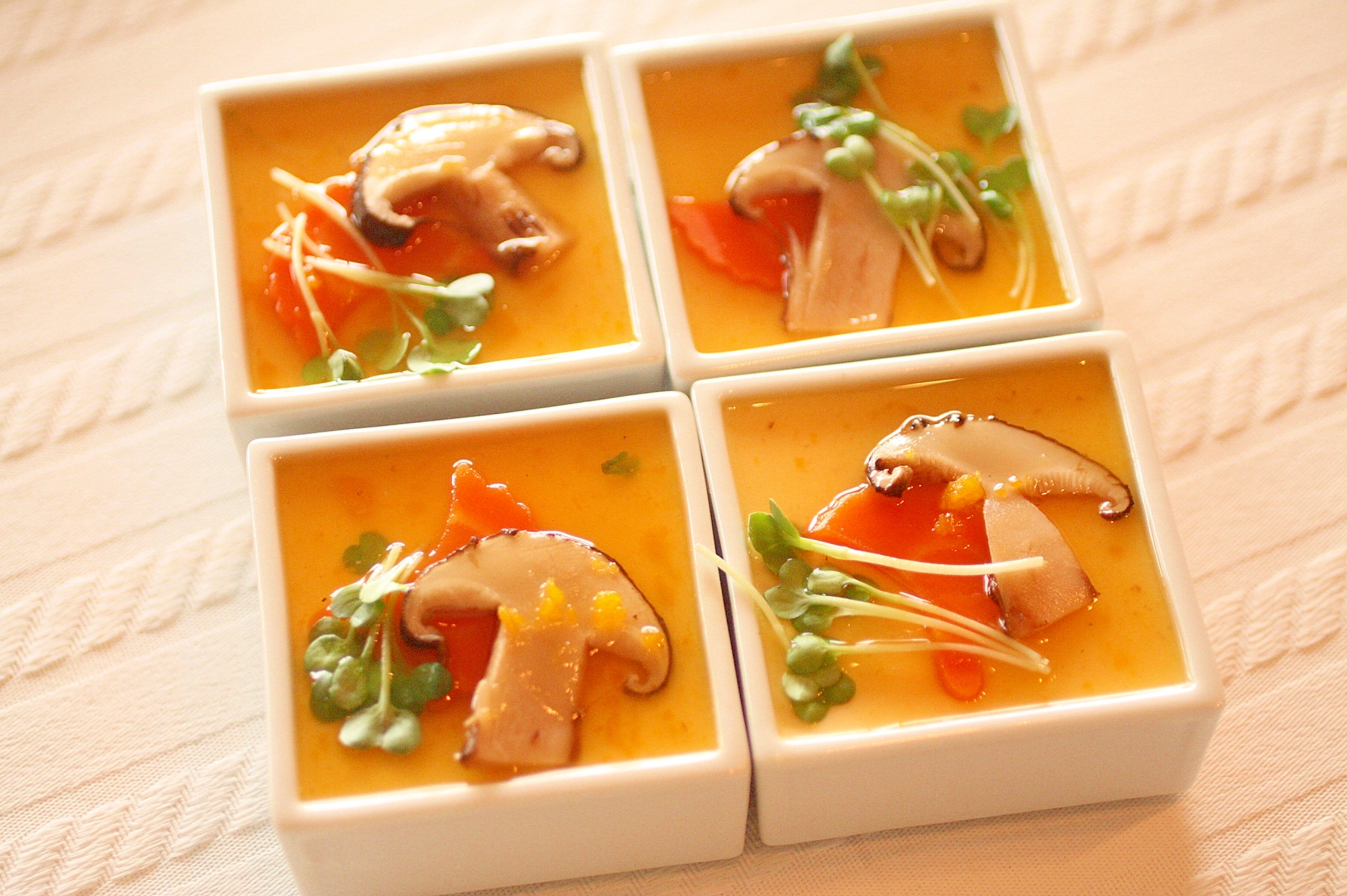 四角い器に入った松茸の茶碗蒸し