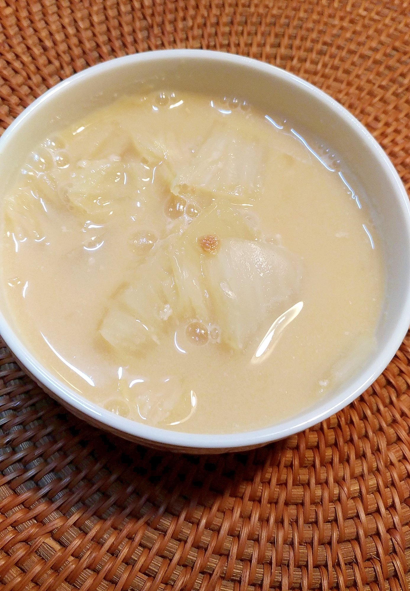 白菜の甘みで絶品☆豆乳味噌スープ