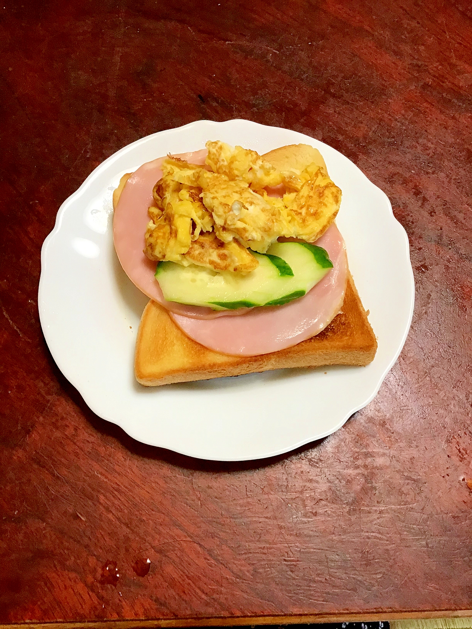 甘い卵焼きとハムと胡瓜の食パンサンド。