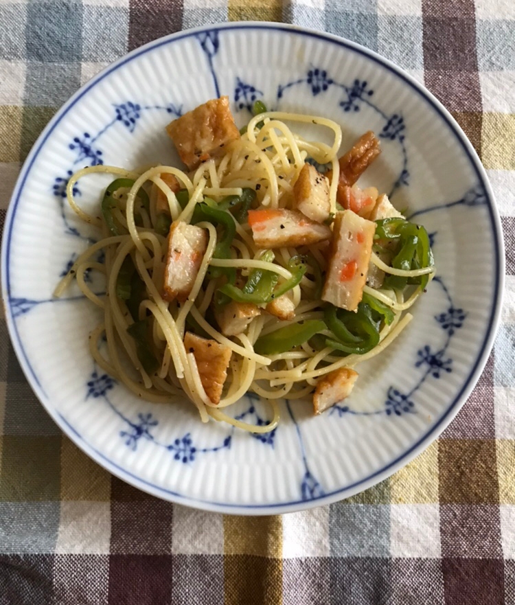 野菜入りさつま揚げとピーマンのパスタ