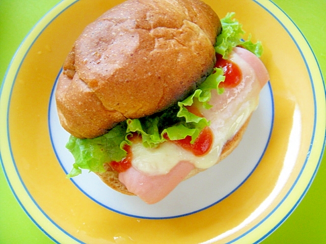 魚肉ソーセージとチーズのサンドイッチ