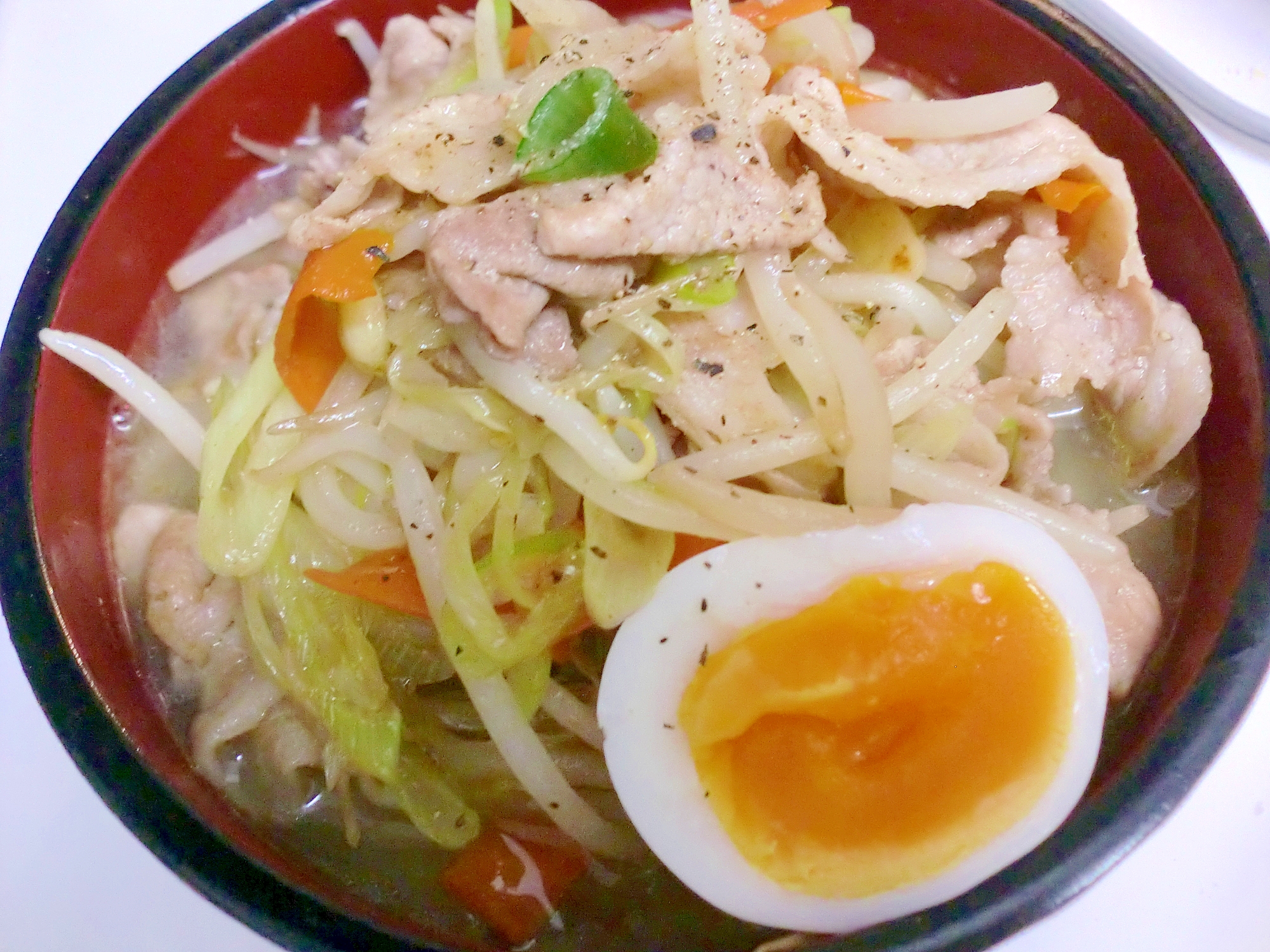 器に盛られた野菜炒めのせ塩ラーメン