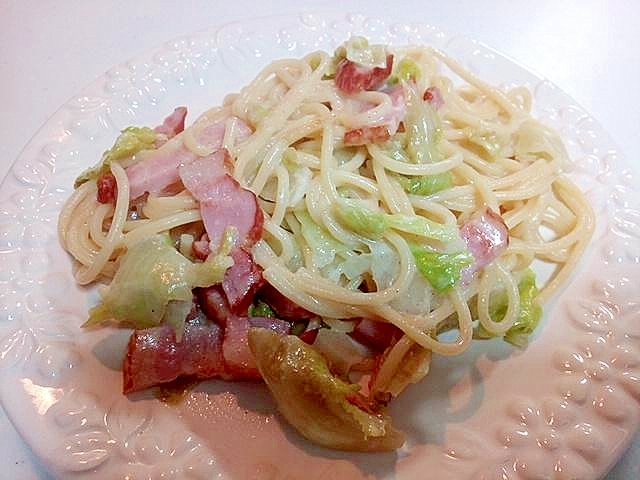 厚切りベーコンとレタスのミルクパスタ