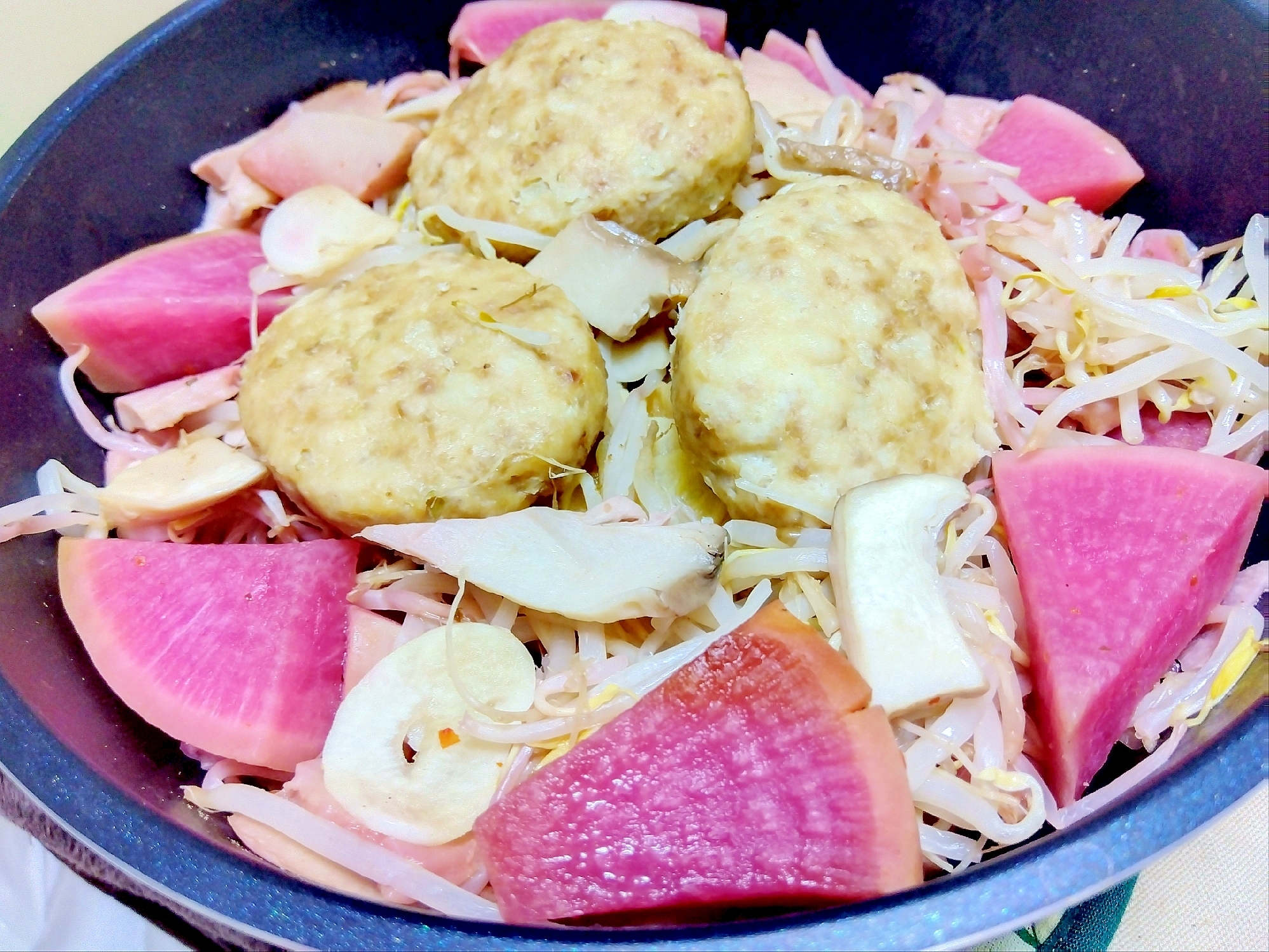 鶏つくね紅芯大根もやしエリンギの蒸し煮