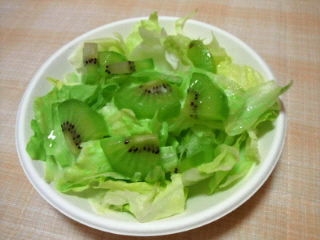 キウイシンプルグリーンサラダ