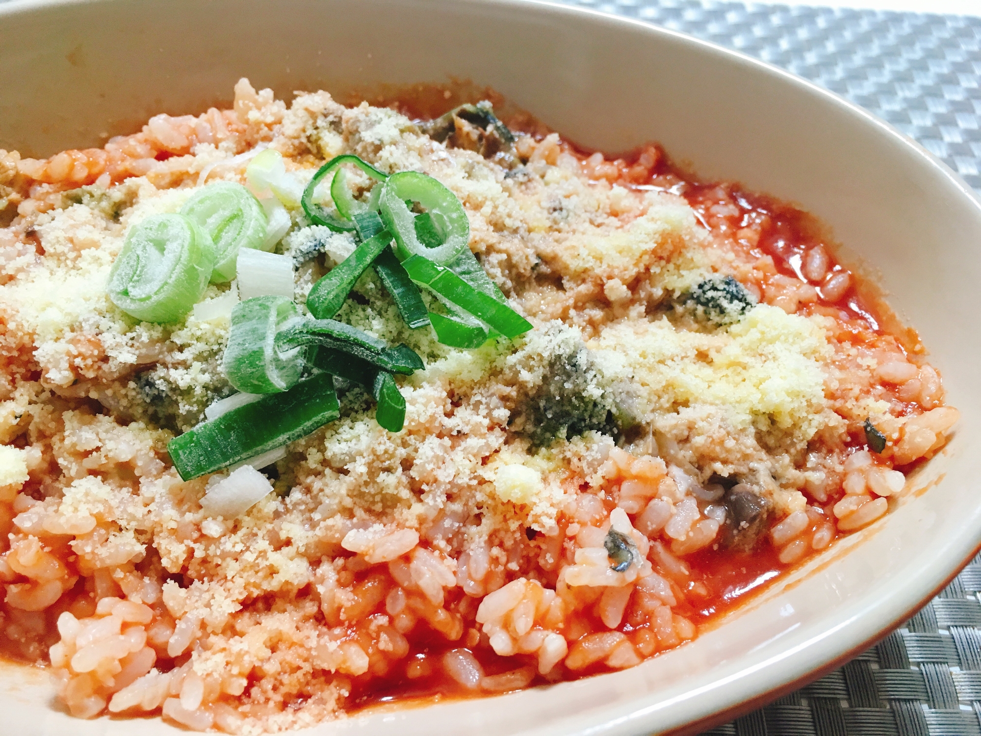 白いお皿に盛り付けられたさば水煮缶のトマトリゾット