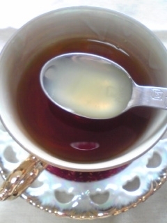 生のかぼすを絞ったので、紅茶に入れてみました~~■P_o(^-^o)
すっごく爽やか～な酸味で、甘味なしでも美味しいです！
思わずおかわりしちゃいました＾Q＾♪