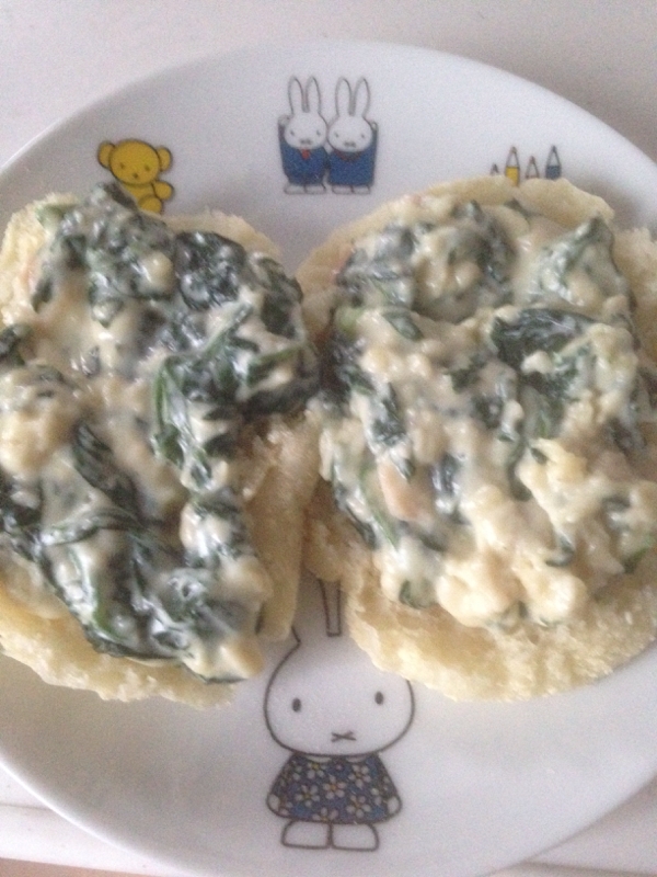 イングリッシュマフィンのほうれん草グラタン風