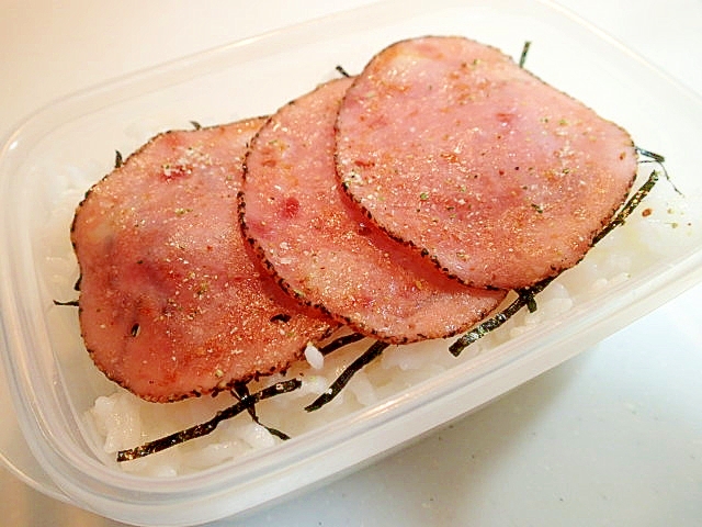 お弁当　刻み海苔とパストラミハムの洋風ご飯