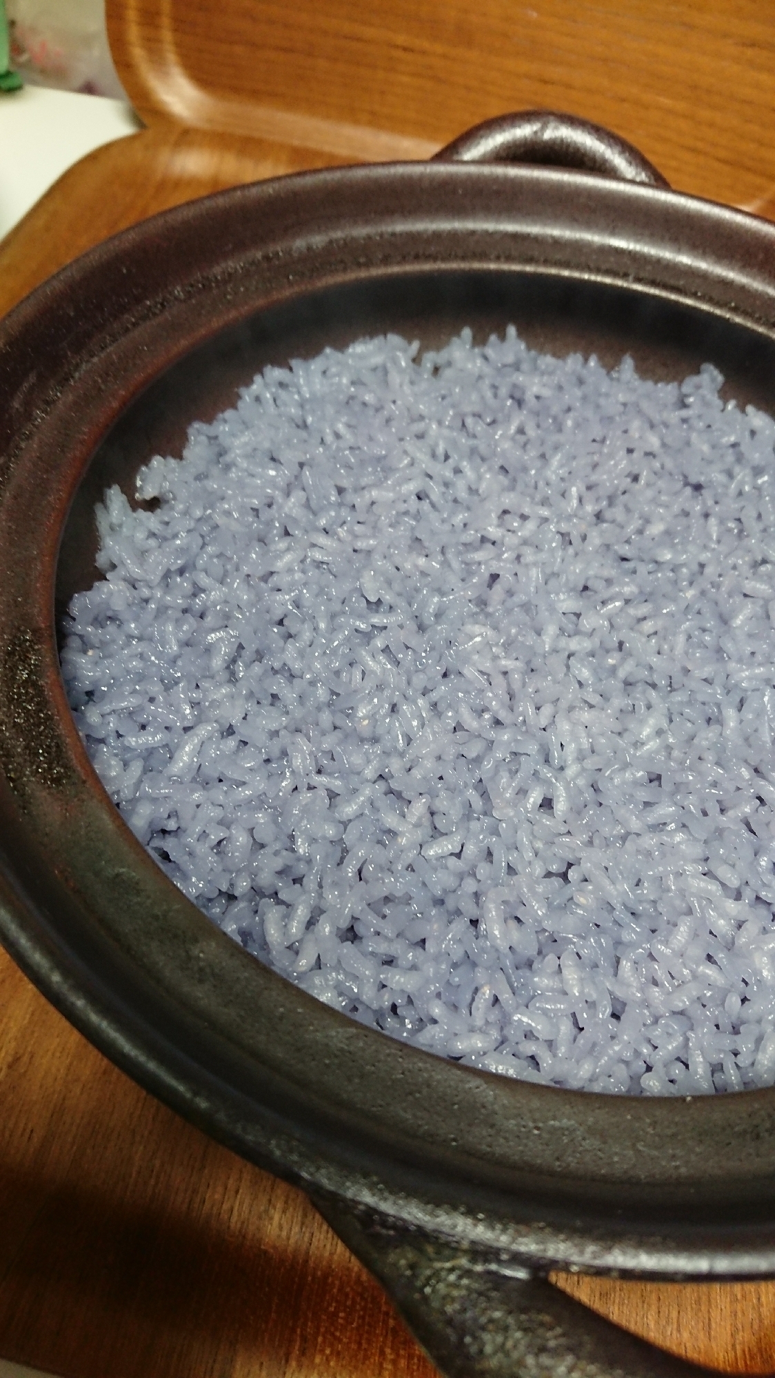 紫キャベツの汁で青いご飯
