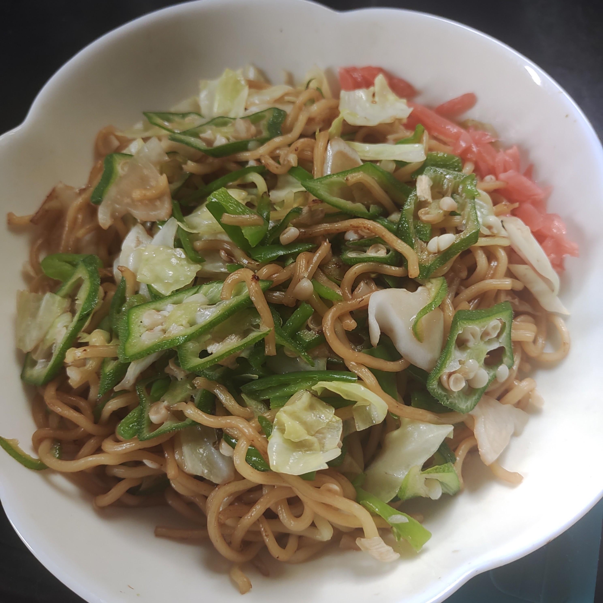 オクラ、ピーマン、キャベツ、にんにく焼きそば