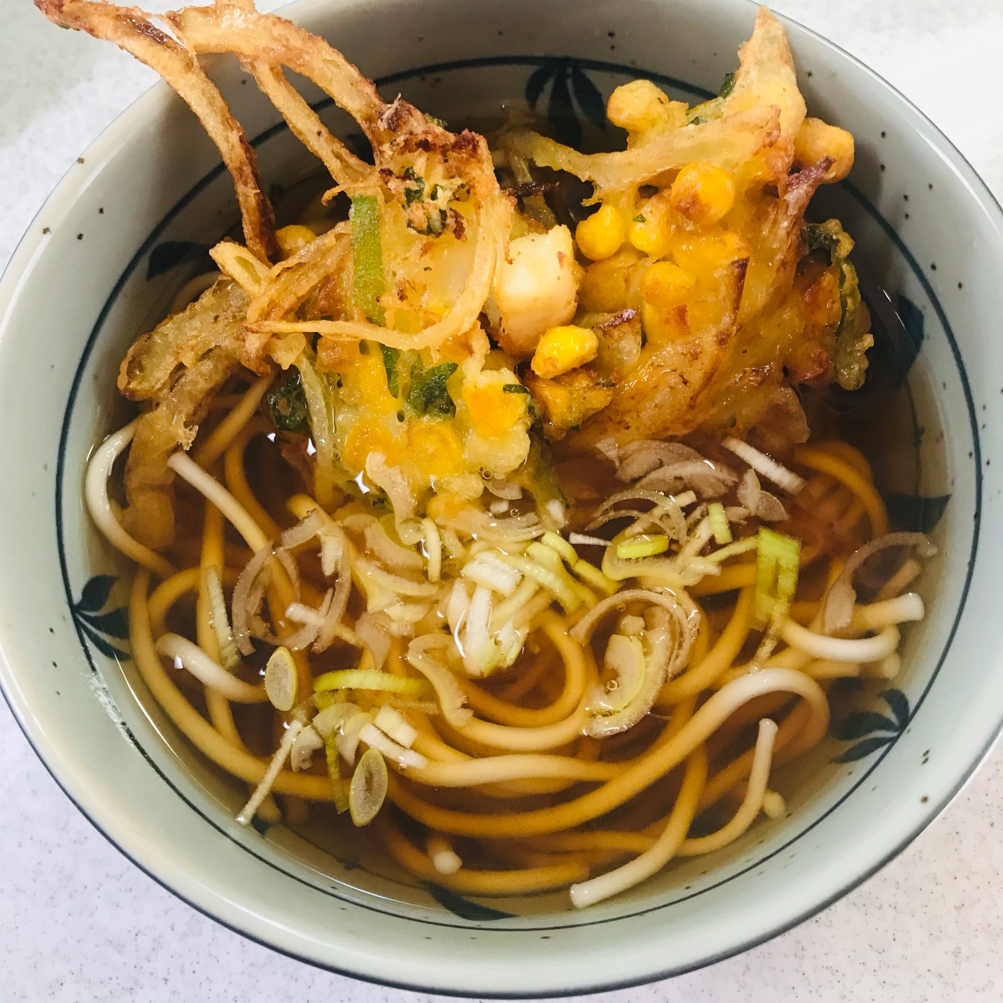 イカと玉ねぎとコーンと大葉のかき揚げうどん(そば)