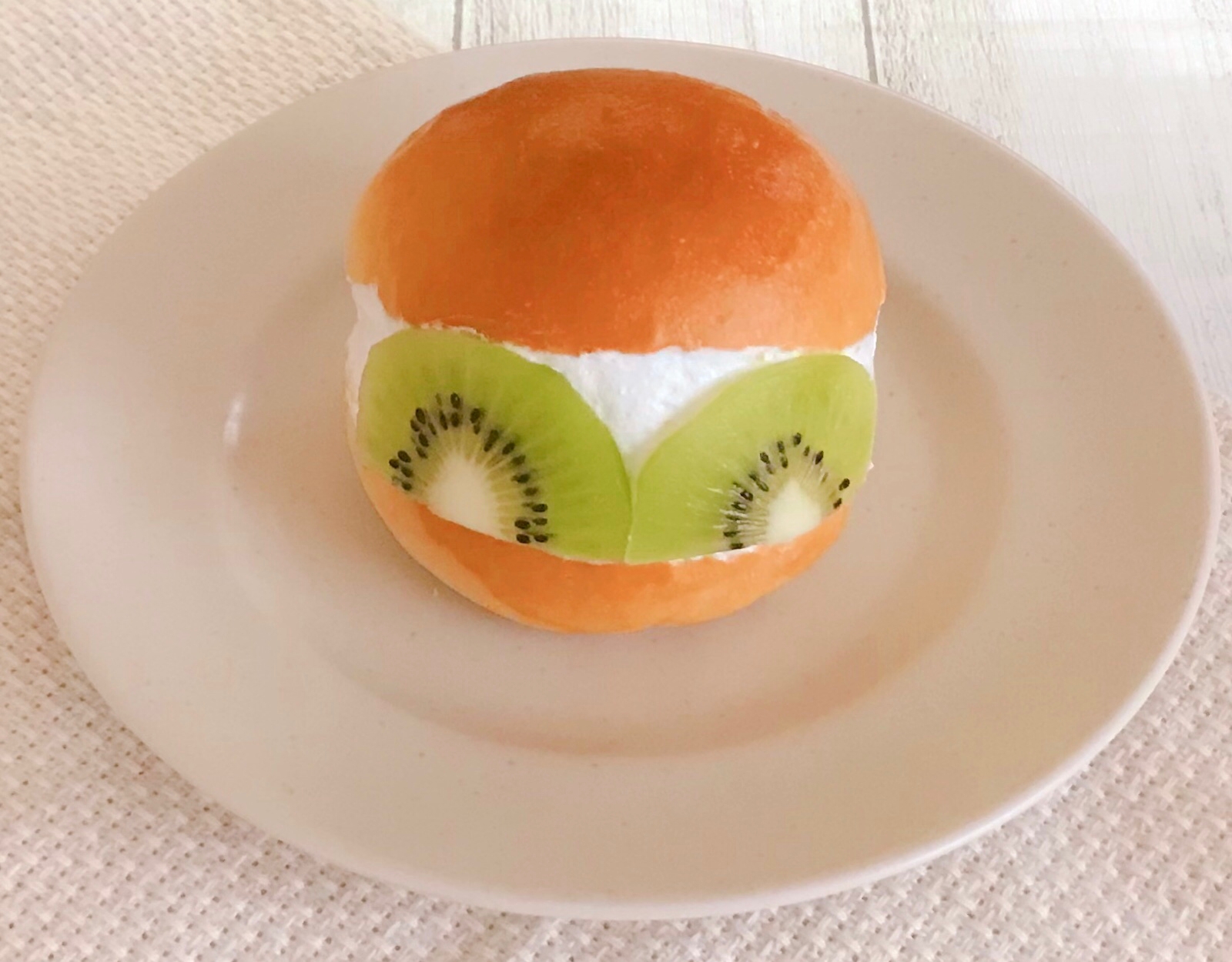 キウイとチーズクリームのマリトッツォ♡