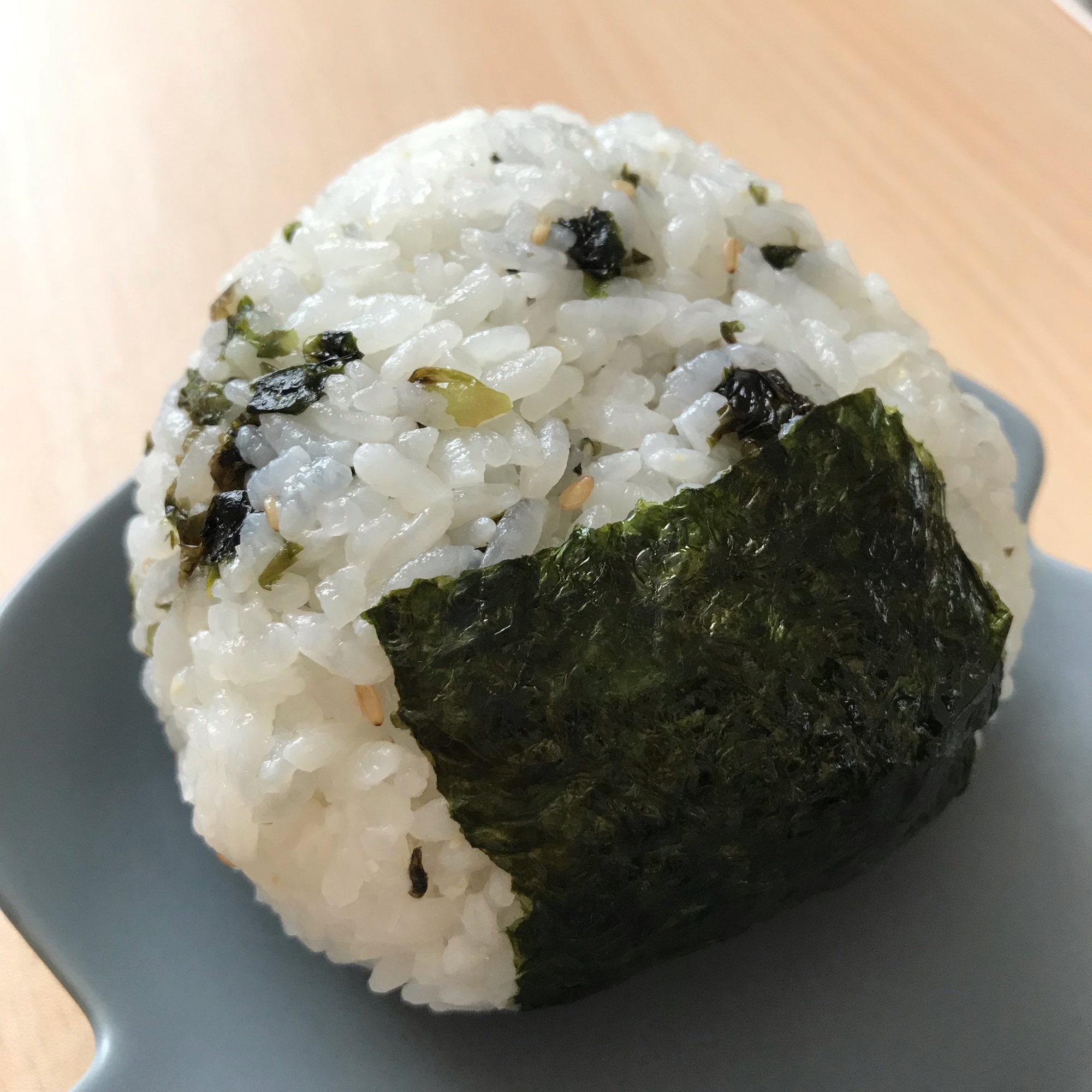 ごま油とワカメのシンプルおにぎり