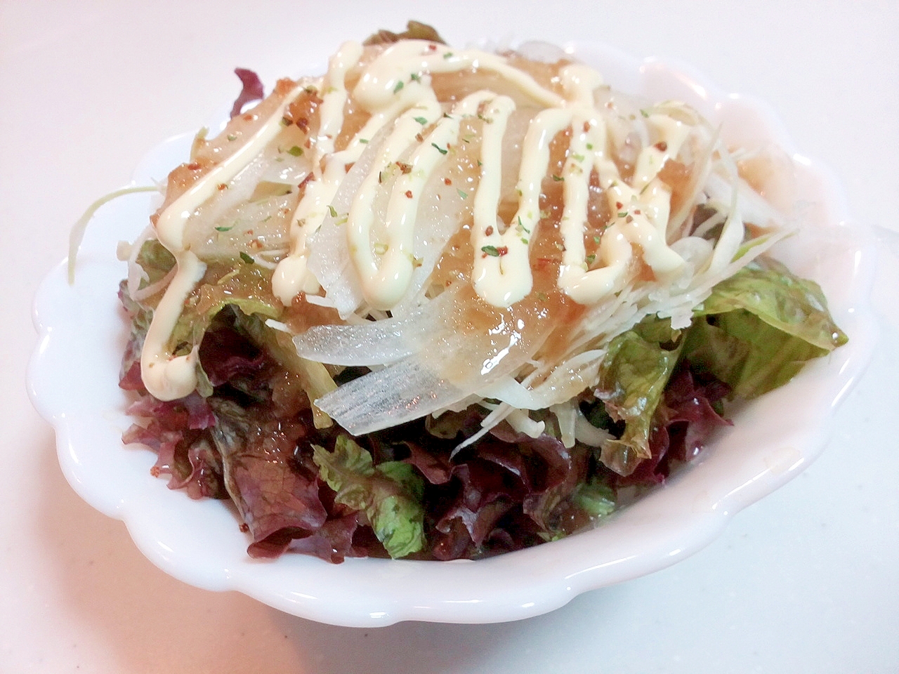 サニーレタスと千切りキャベツと新玉ねぎのサラダ