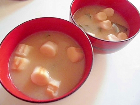 海老の出汁で　わかめと麩の味噌汁