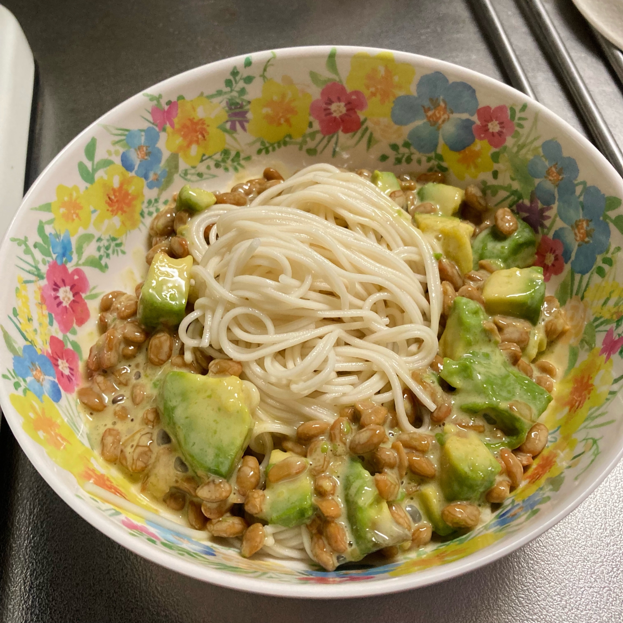 アボカド納豆マヨそうめん