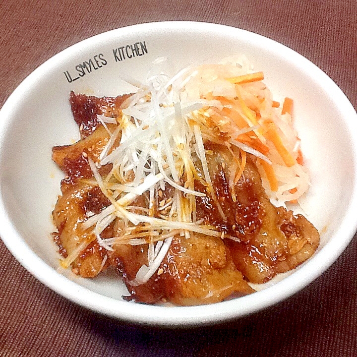 合わせだれで簡単‼︎豚バラ肉のピリ辛丼