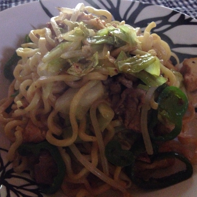 鶏肉とピーマンとキャベツの塩焼きそば