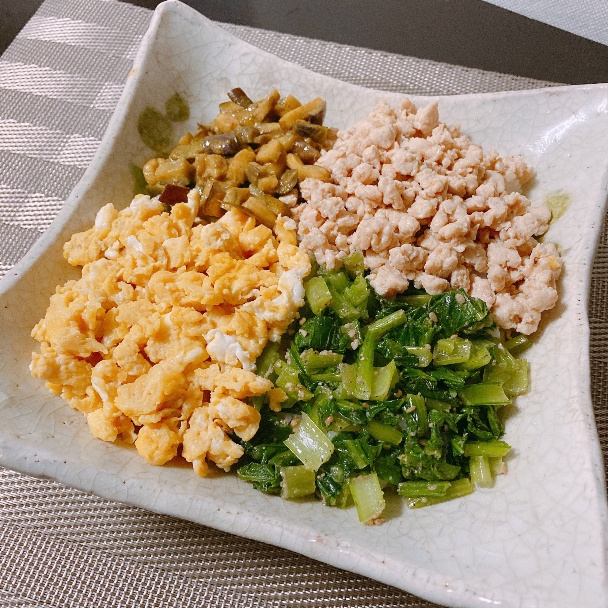 4種の味が楽しい！鶏そぼろの四色丼。