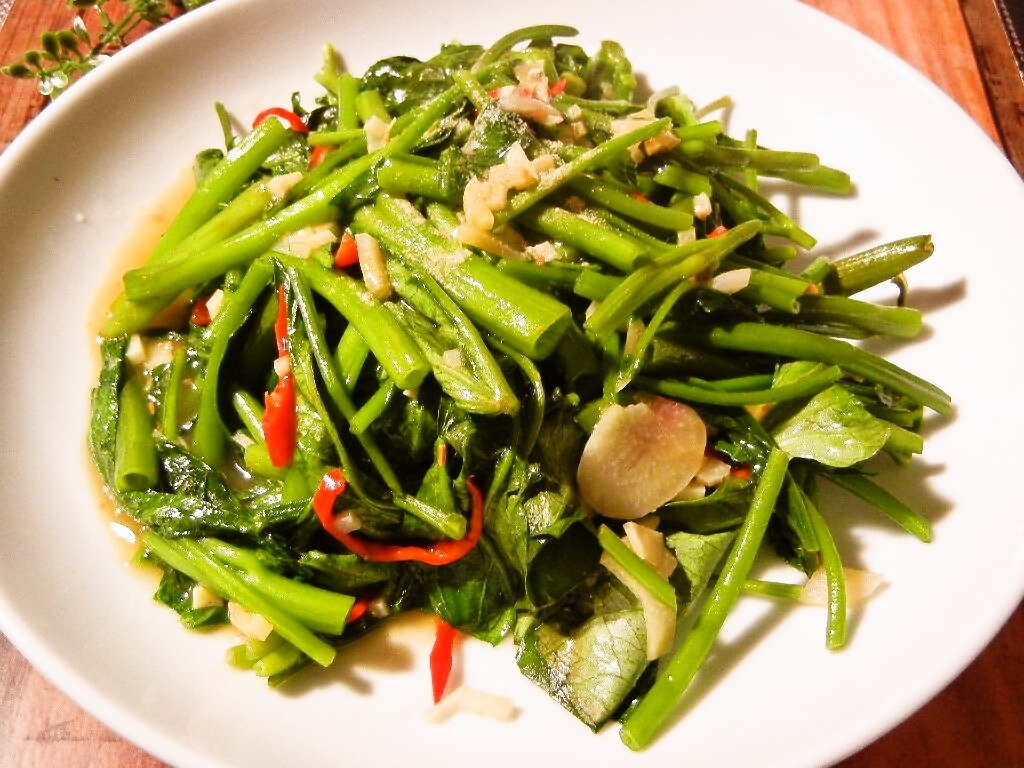 タイの人気炒め物パップンファイデーン空芯菜の炒め物
