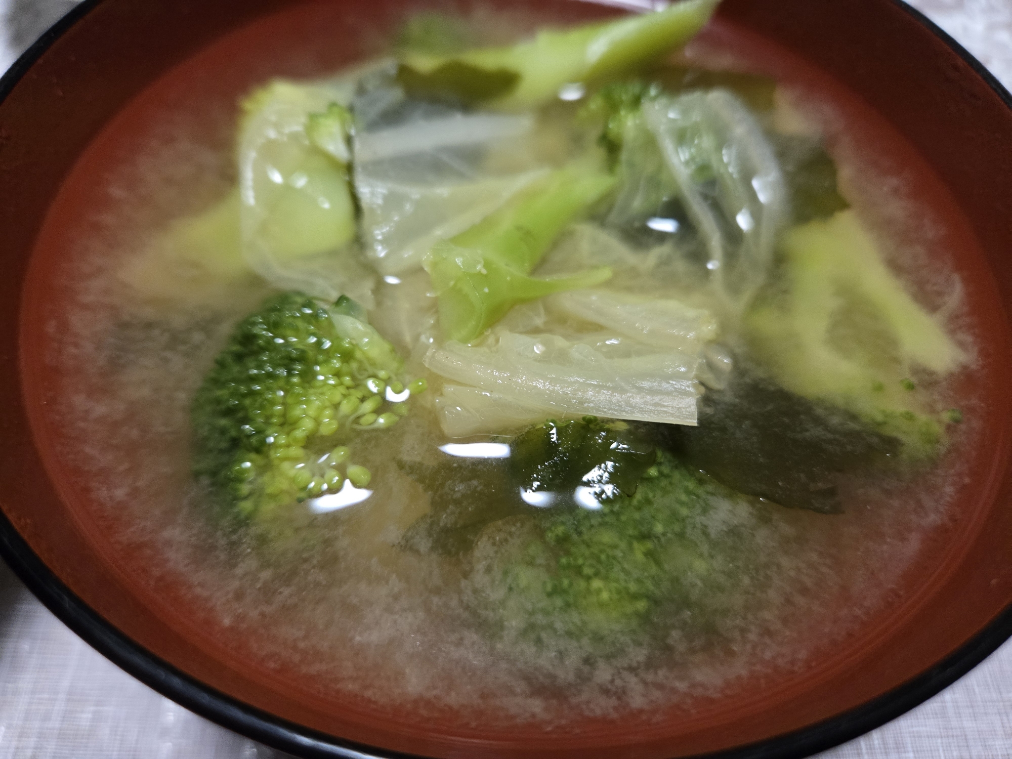白菜とブロッコリーとわかめのお味噌汁