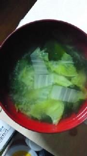 『白菜とワカメの味噌汁』作ってみました(^^)/とても簡単だし、白菜と味噌が凄く合いますね♪♪美味しかったです♪御馳走様でした(^-^)