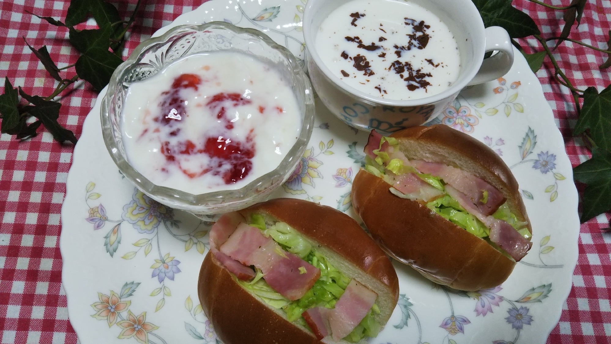 きゃべつベーコンサンドとヨーグルトとホットミルク☆