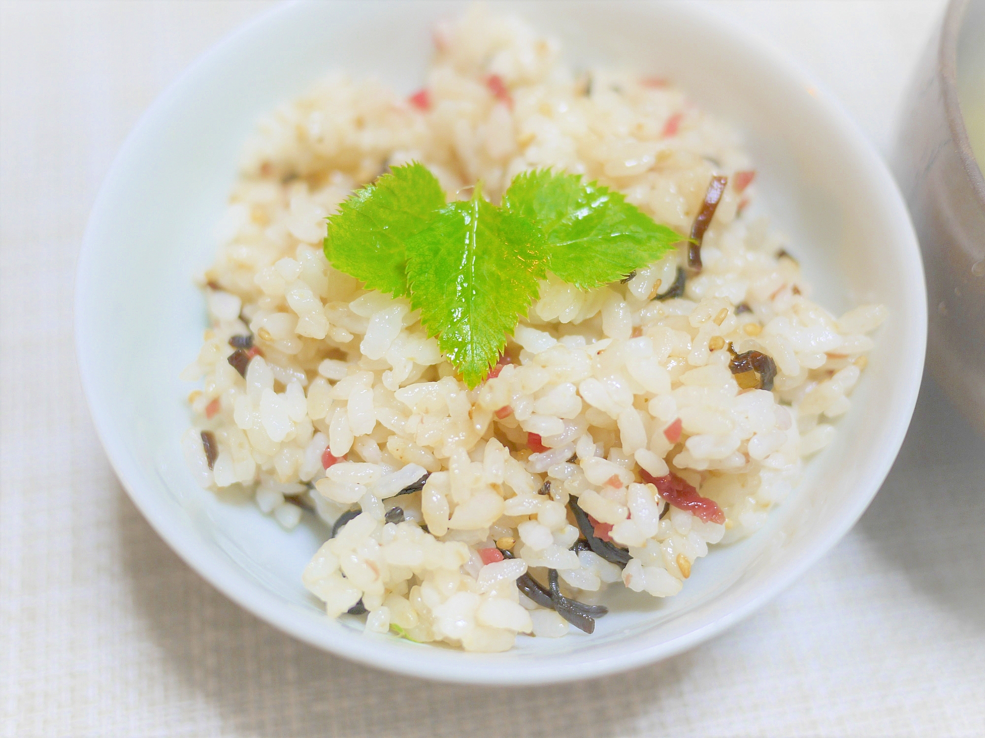 さっぱりヘルシー♪梅と塩昆布の混ぜご飯