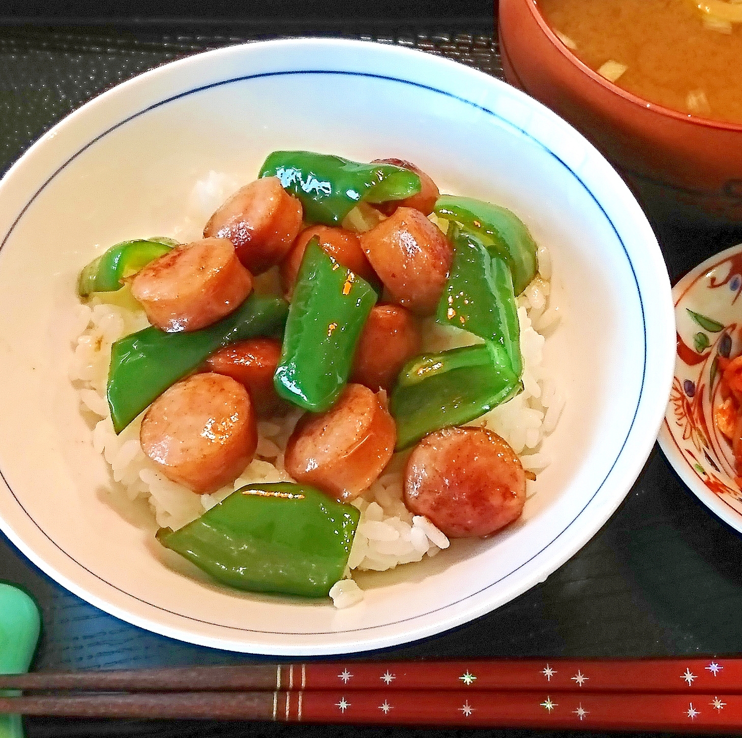 ウインナーとピーマンのバター醤油炒め丼