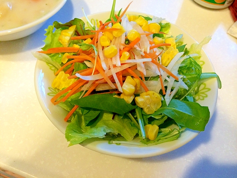 生のとうもろこしで野菜たっぷり♪コーンサラダ